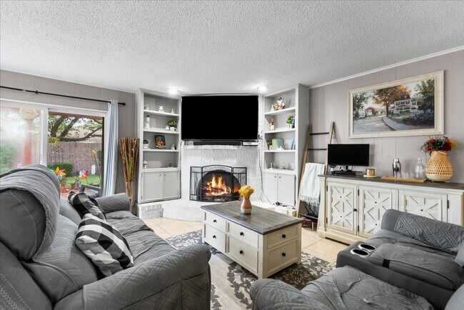 Building Photo - 883 Silverpines Rd
