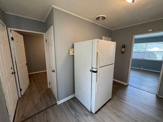 Building Photo - Eagledale 3 Bedroom 1 Bath