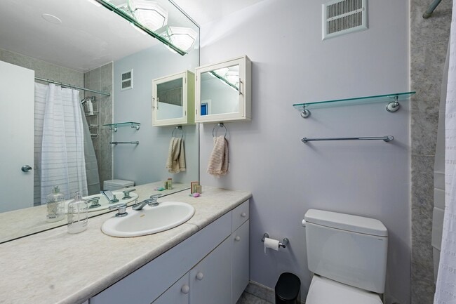 Building Photo - 111 E Chestnut St