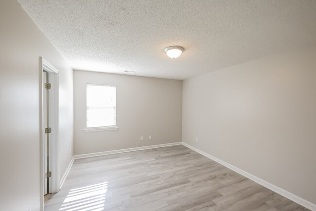 Building Photo - 202 Brook Wind Dr