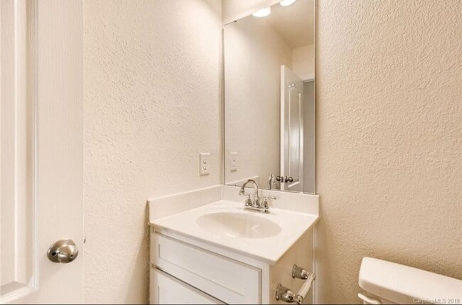 Building Photo - Lovely 3 bedroom/2.5 bath townhome