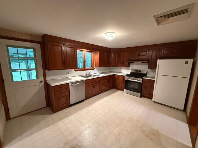 Building Photo - Beautiful 3 Bed, 1 Bath Single Family for Rent in Broad Brook!