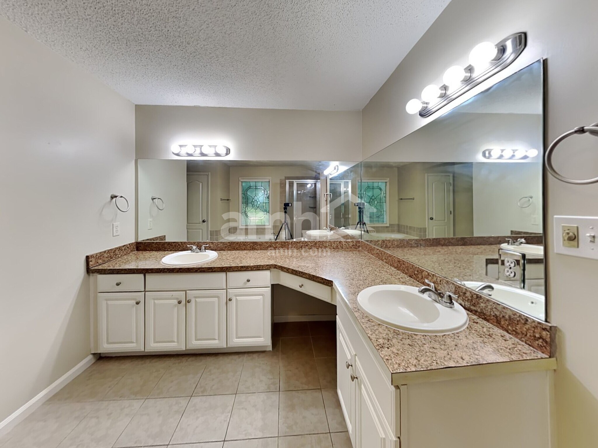 Building Photo - 581 Thornbush Ter