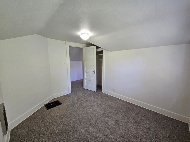 Building Photo - Garland District Home!