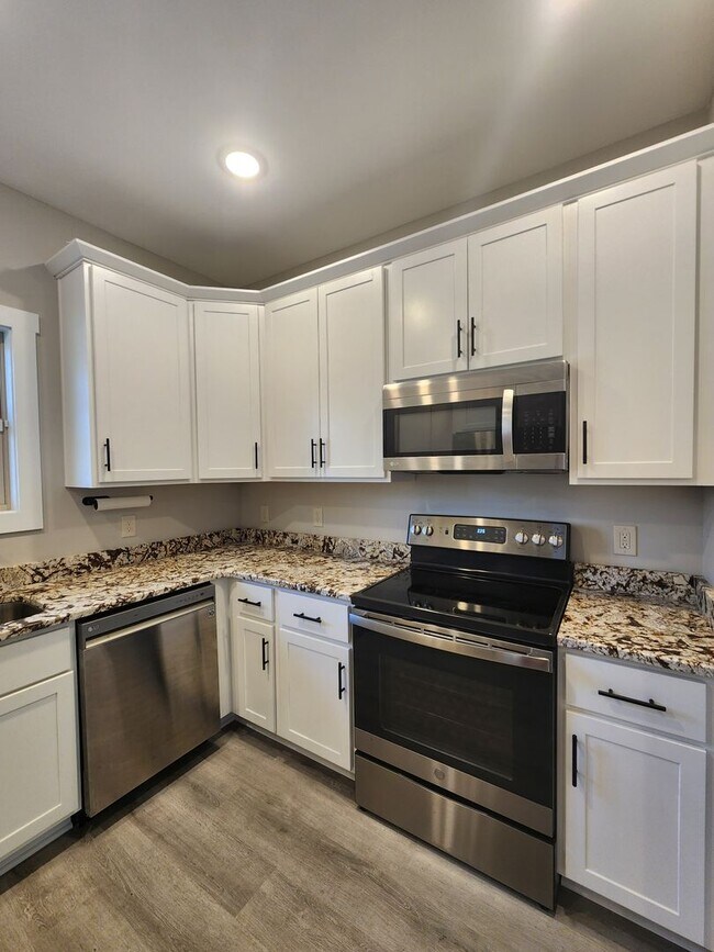 Building Photo - RENT SPECIAL!!!!!  Weaverville Rental