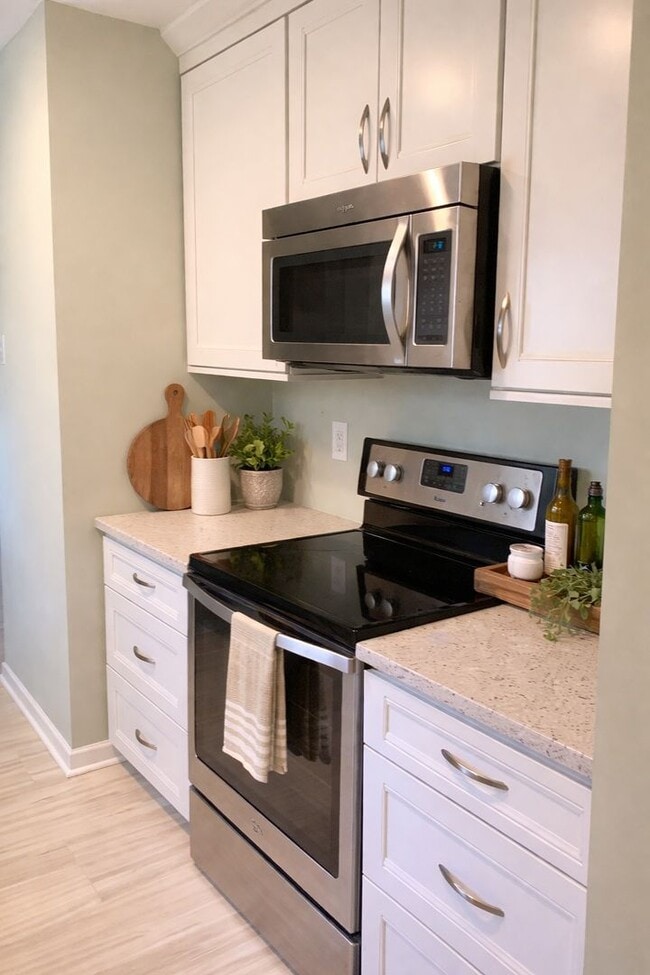 Building Photo - End Unit Townhome in Central Mount Pleasant - AVAILABLE August 1, 2026!