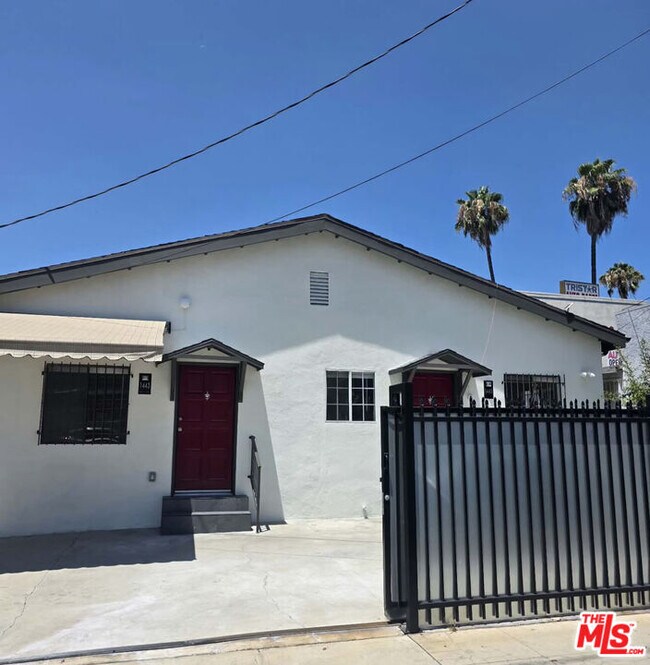 Building Photo - 1445 N Mariposa Ave