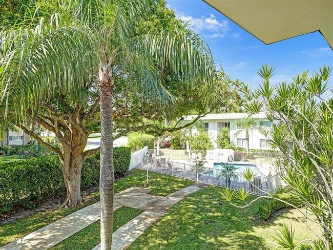 Building Photo - 207 Tropic Isle Dr