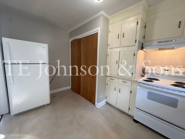 Building Photo - Cozy Single-Story Duplex Living on Raeford Ave