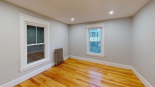 Building Photo - 168 Oak St