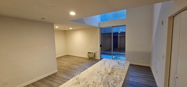 Building Photo - 1944 State St