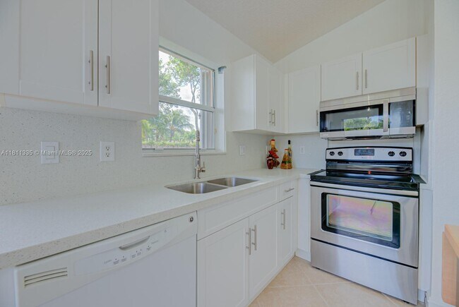 Building Photo - 14133 SW 154th Pl