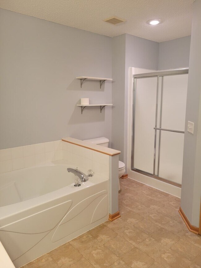 Building Photo - Spacious End Unit Townhouse