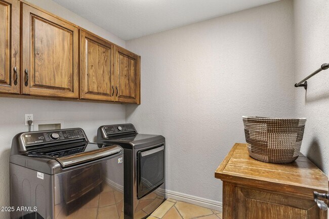 Building Photo - 7620 E Vía Del Placito