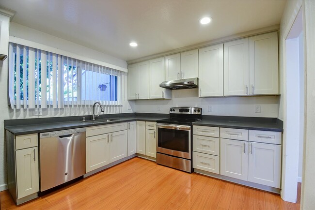 Building Photo - Remodeled townhouse with AC, Top Cupertino...