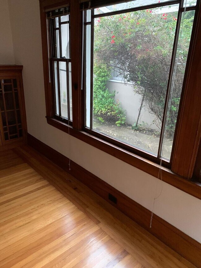 Building Photo - Welcome To Your New Home In The Heart Of O...