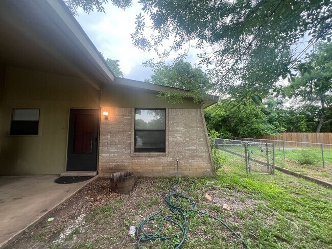 Primary Photo - 2/1 with Carport / Fridge / No Carpet /Gas...