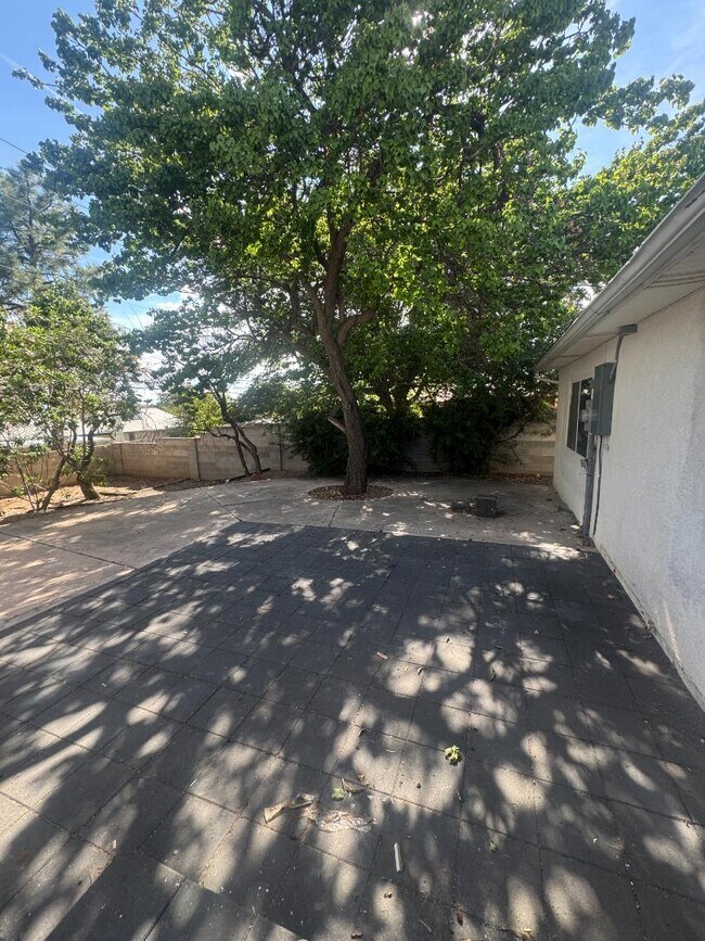 Building Photo - 11216 Baja Dr NE