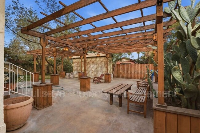 Building Photo - 718 W Roosevelt St