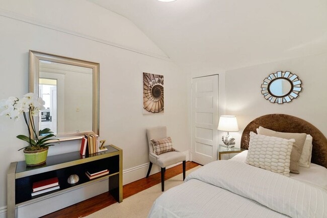 Building Photo - 151 Russ St