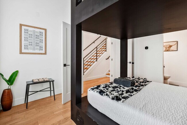 Building Photo - 1007 12th Ave N