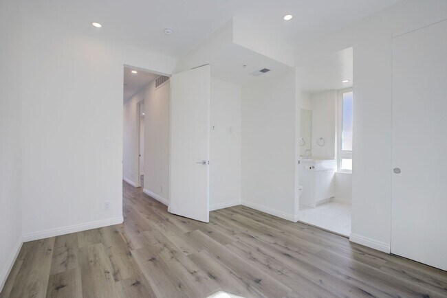 Building Photo - 837 N Kingsley Dr