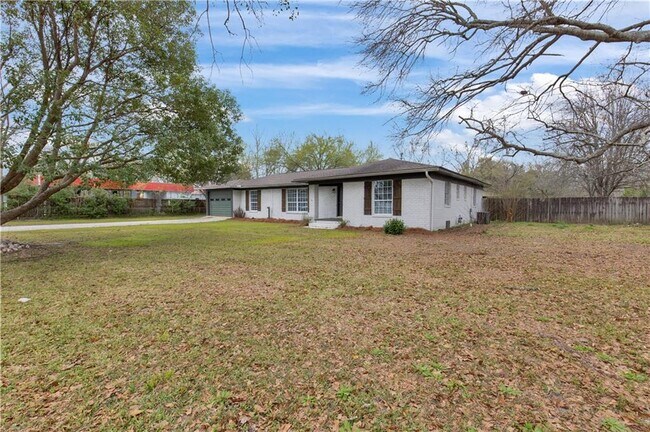 Building Photo - 8906 Viana St