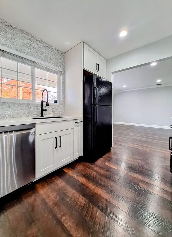 Building Photo - Beatifully Remodeled 3bd Single Story House With Pool!