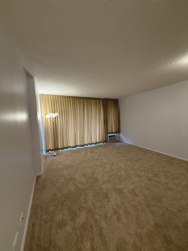 Building Photo - Fairway Villa Waikiki studio for rent