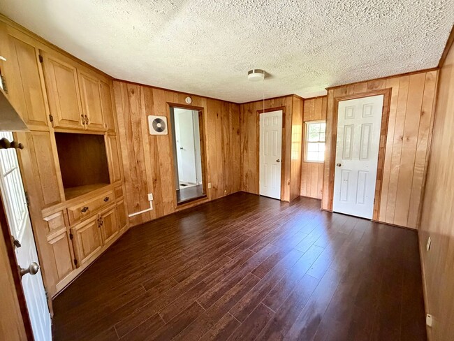 Building Photo - 3079 Hwy 81 S