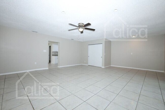 Building Photo - 4006 Luan Dr