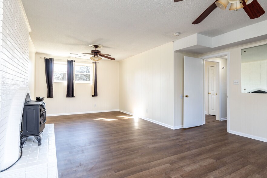 Building Photo - 908 Dartford Rd