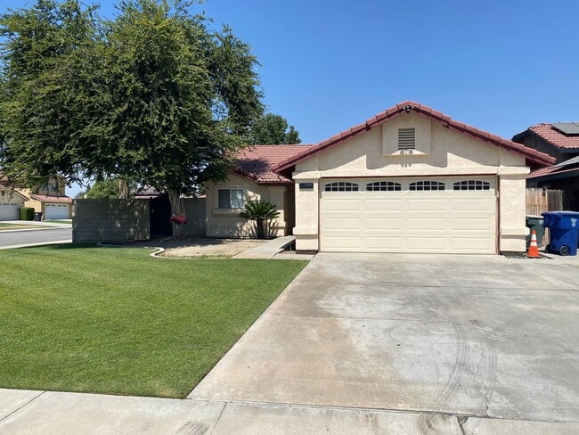 Building Photo - Newley Remodeled 3 BD 2 BA house on corner...