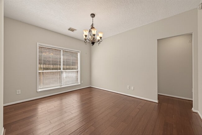 Building Photo - 27 Lush Meadow Pl