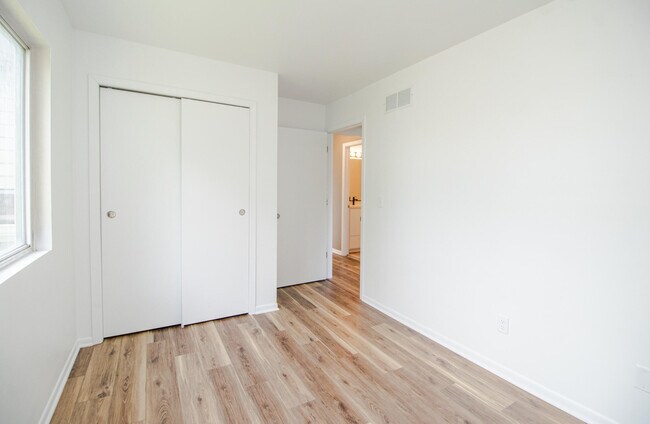 Building Photo - 1410 S River Rd