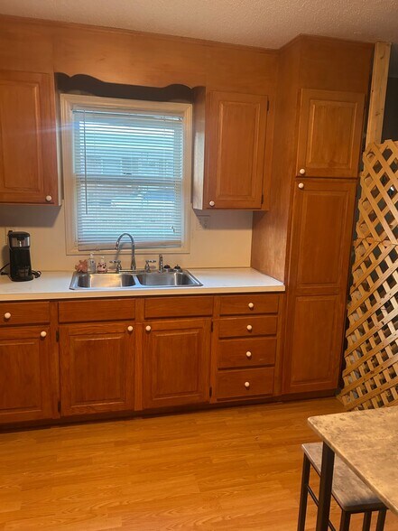 Building Photo - 547 N Oakland Ave