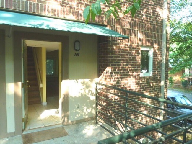 Building Photo - Updated 2br 2ba End Unit in Chancellor Squ...