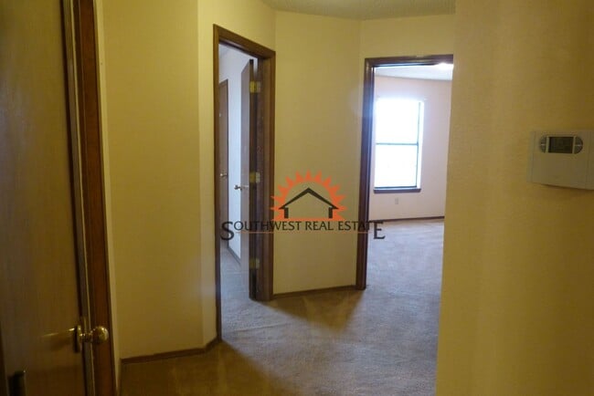 Building Photo - Lovely 3 bedroom 2 bathroom brick home wit...