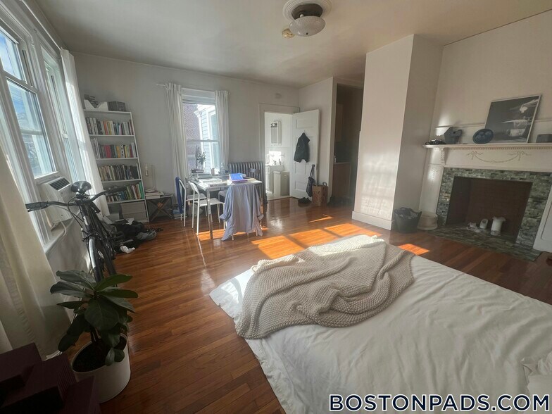 Building Photo - 44 Central St