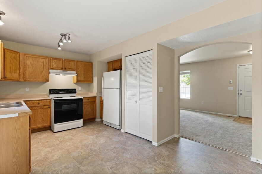Building Photo - Move-In Ready 2-Bed Townhome with A/C & Fi...
