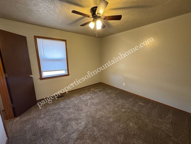 Building Photo - 406 S 3rd St