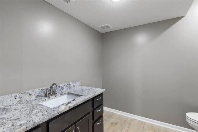 Building Photo - 135 Cedar Ct