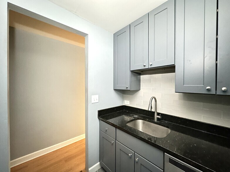 Building Photo - 663 W Grace St