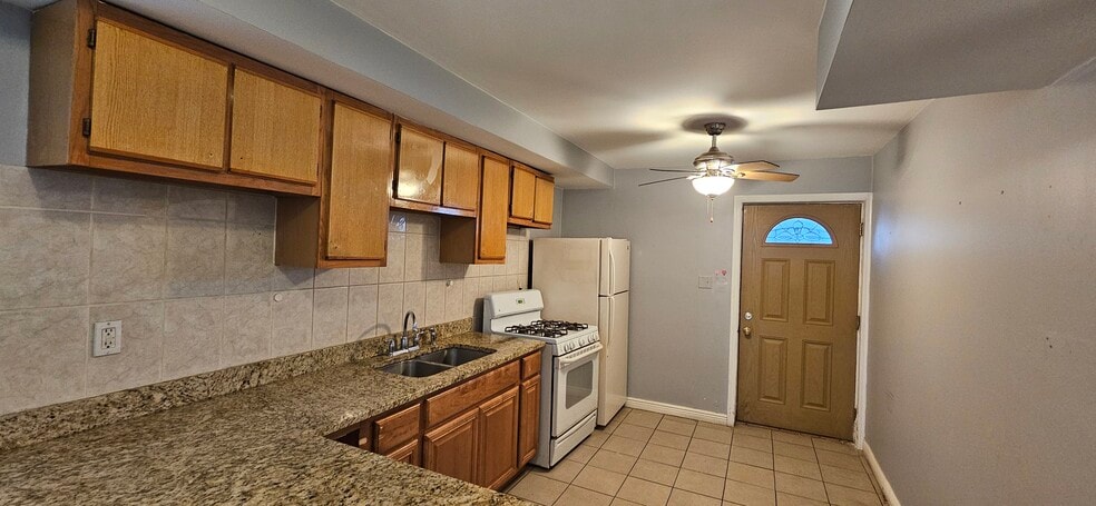 Building Photo - 2444 W Homer St