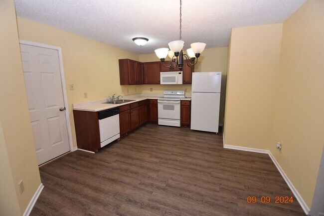 Building Photo - 3 Bedroom, 2 Full Bath Home in Greenfield