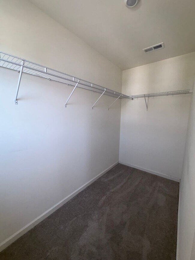 Building Photo - 3BR/2.5BA Townshoue in Mallard Creek
