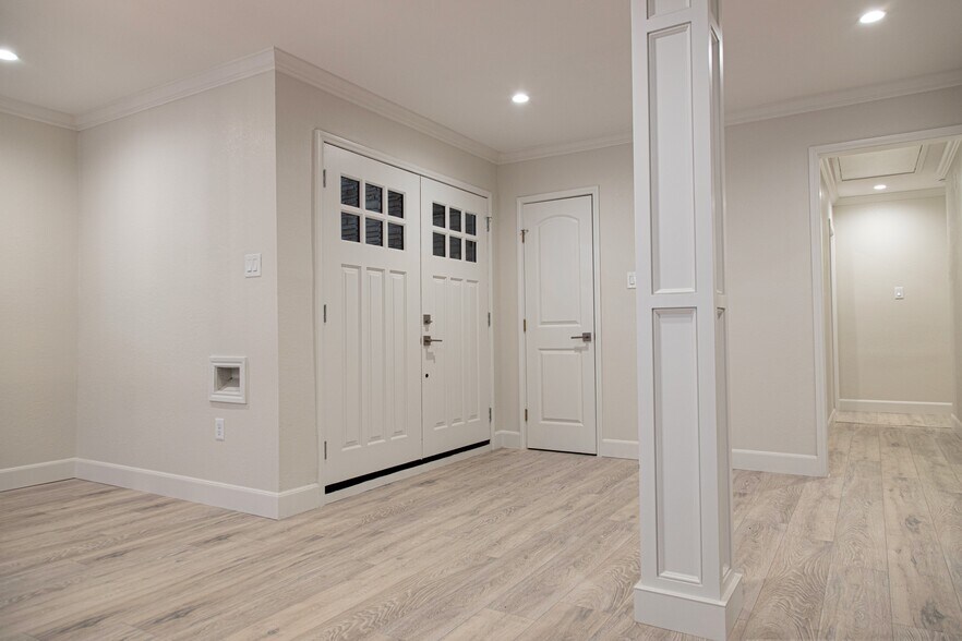 Entry - 3619 Braeswood S Blvd