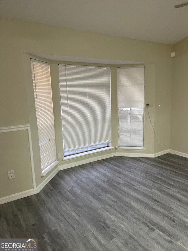 Building Photo - 1530 Pin Oak Ln SE