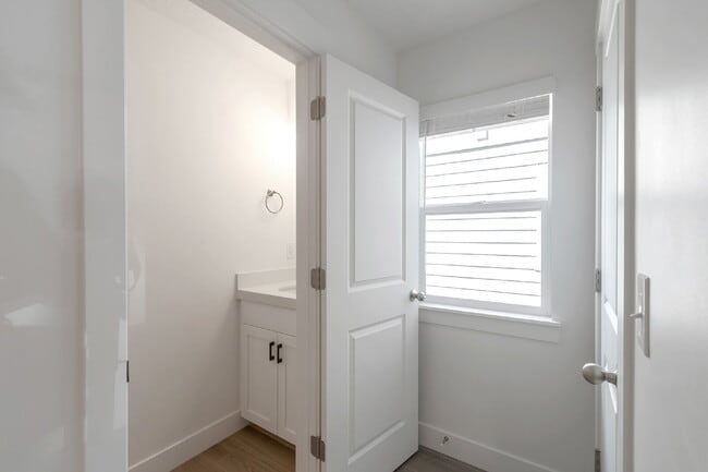 Building Photo - 2 Wks FREE | Modern 3-Bedroom, 2.5-Bathroom Townhome Near Highway 6 and I-15 - END UNIT