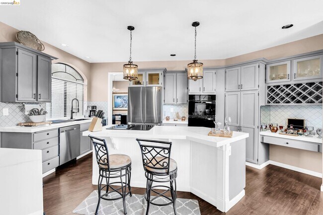 Building Photo - 5640 Edgeview Dr